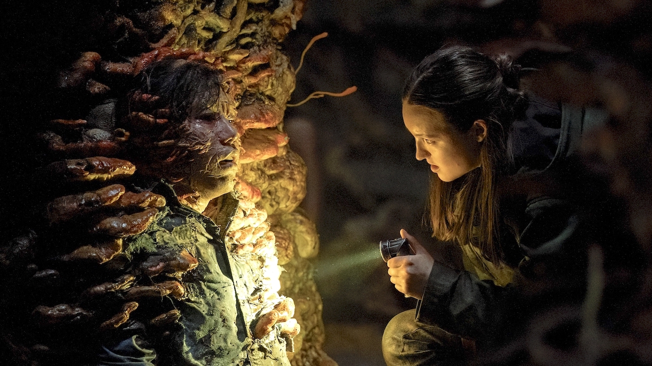 Ellie looking at Leon Park&#039;s fungi-covered corpse in The Last of Us Season 2 Episode 5