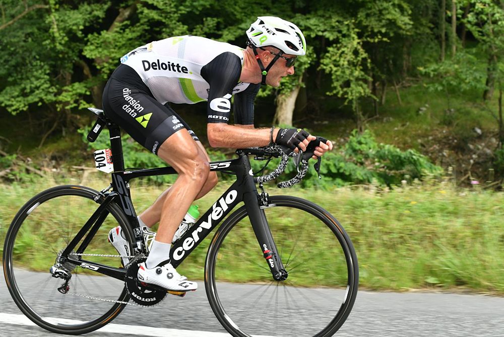 Steve Cummings (Dimension Data) on his way to solo victory of stage 7