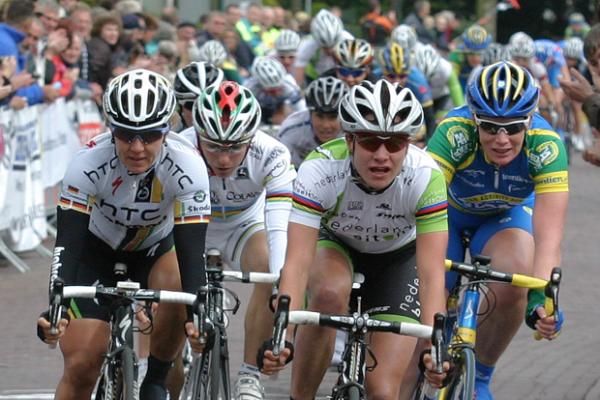 Marianne Vos (Nederland Bloeit) gets the win on stage 1.
