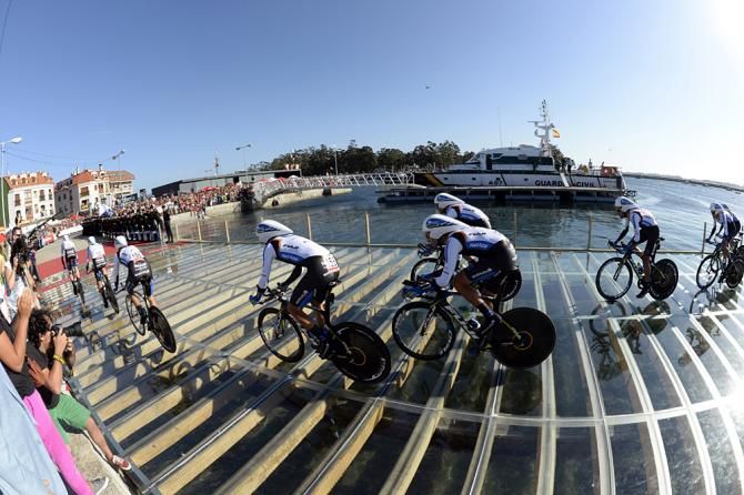The start in Vilanova de Arousa had an innovative see-through starting ramp