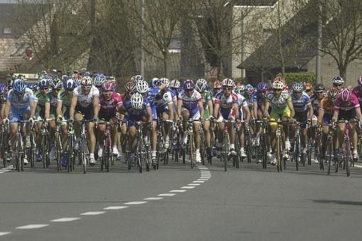 The peloton on some of that unphotogenic tarmac stuff