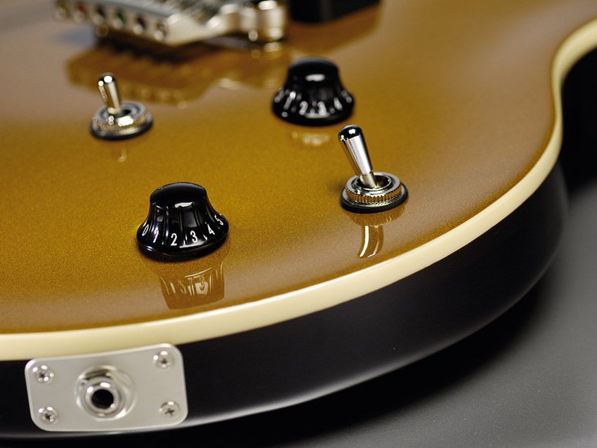 The gold top of the SSC-33 adds to the classic LP-style vibe.