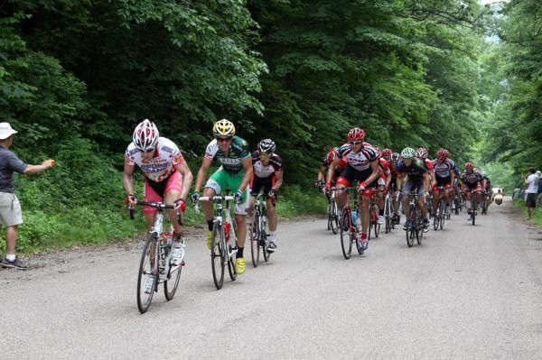 The men climb the second KOM, Star Hill.