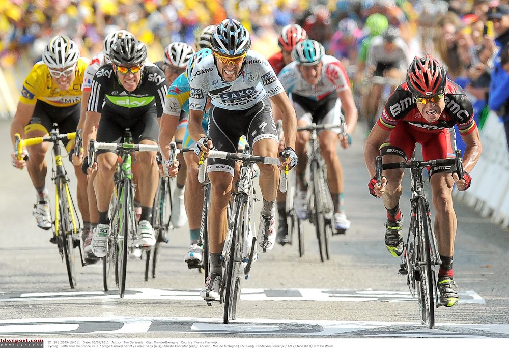 Cadel Evans nips Alberto Contador for the win on Mur de Bretagne in 2011