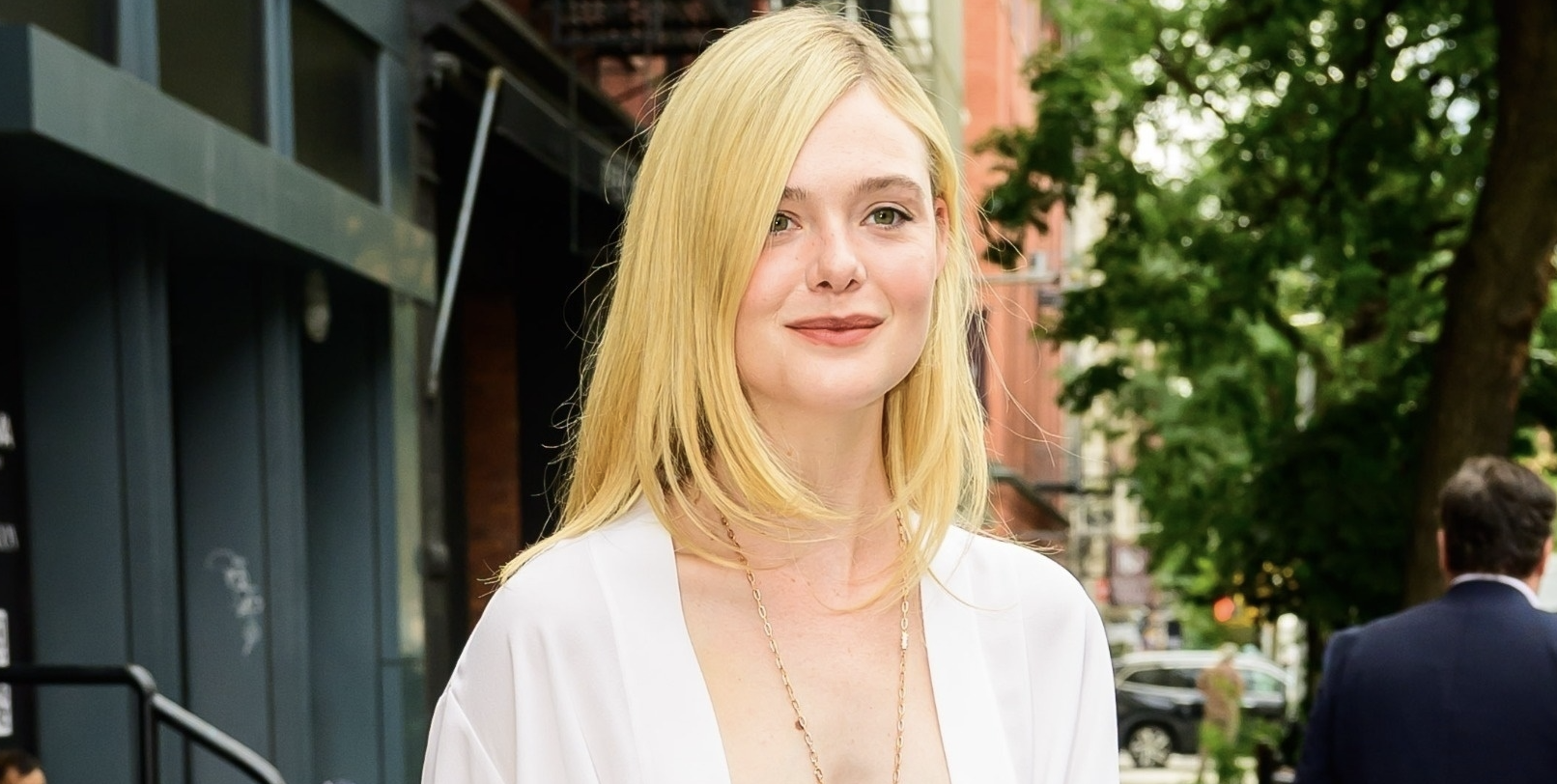 Elle Fanning was spotted having a casual brunch at Sadelle&#039;s, bonding with her production team over a meal.