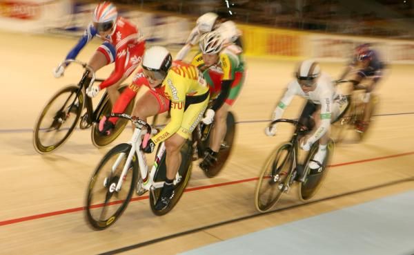 Simona Krupeckaite (Lituania) leads into the final bend and holds off the late charge of Victoria Pendleton to win the gold medal in the women's keirin