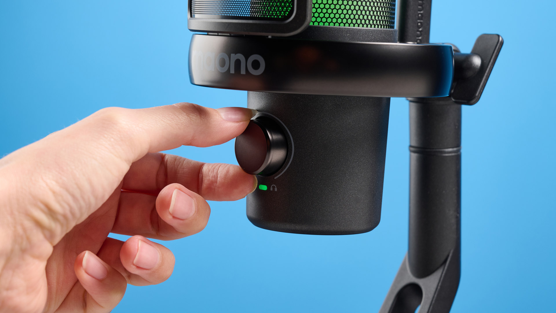 the maono dm40 pro microphone with an RGB panel and a built in pop filter with usb-c connectivity and wireless connectivity