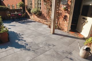 garden paving idea using different sizes of paving
