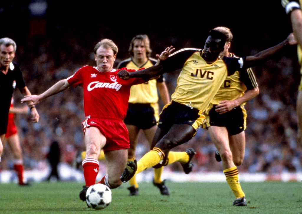  English Football League Division One - Championship Decider -, Liverpool v Arsenal, Steve McMahon is tackled by Michael Thomas of Arsenal (right). (Photo by Mark Leech/Getty Images)