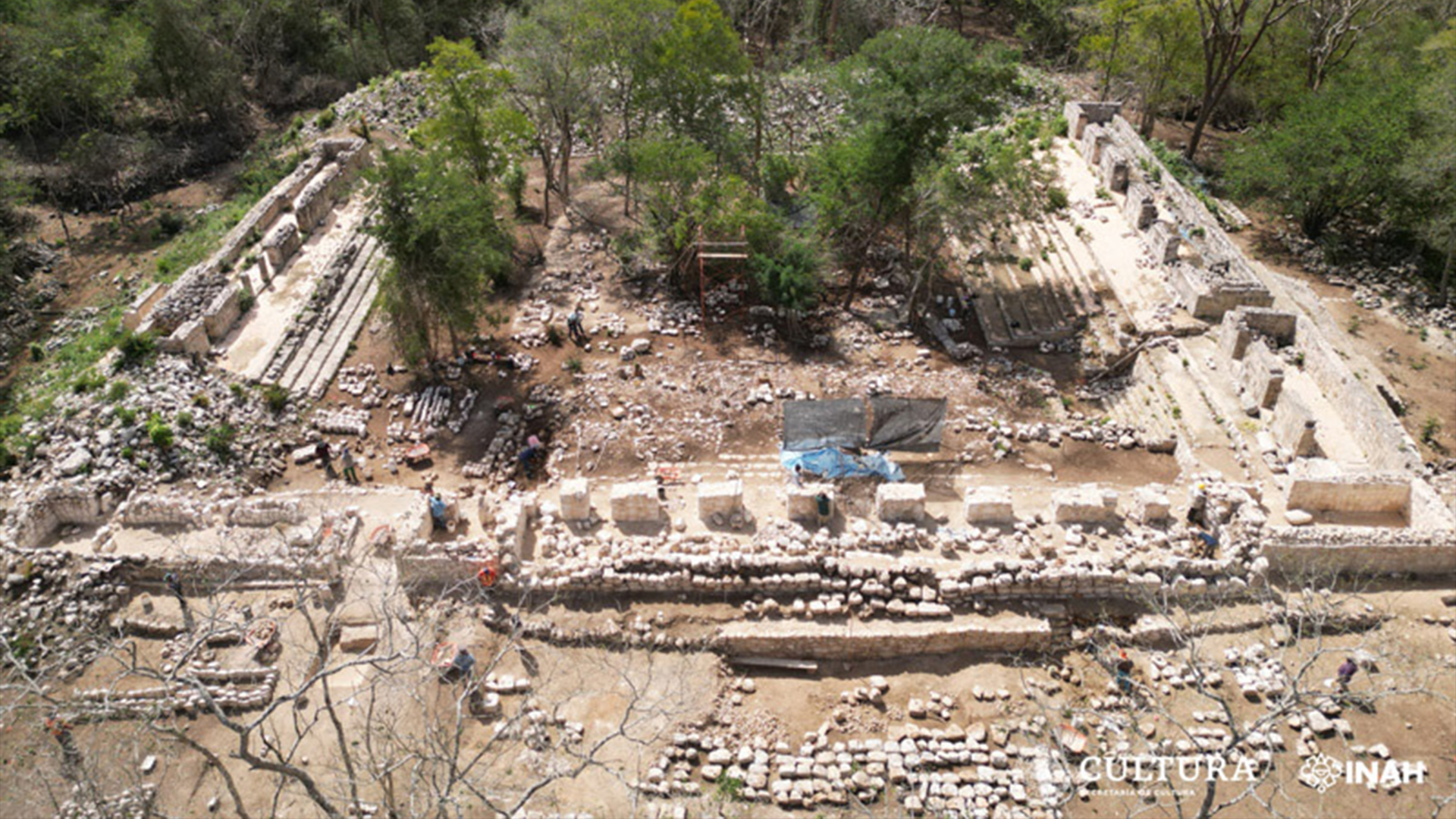 Vemos una estructura de piedra cuadrada.