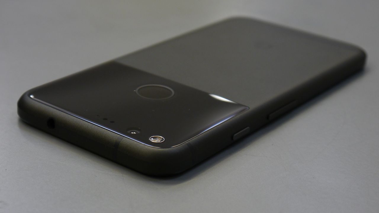 Google pixel hold 初代 Google Pixel Review: is Google's first smartphone Pixel perfect? | T3