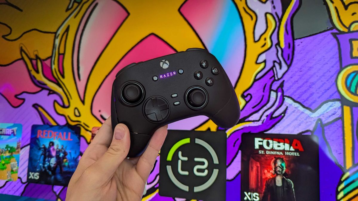 Image of the Razer Wolverine V3 Pro.