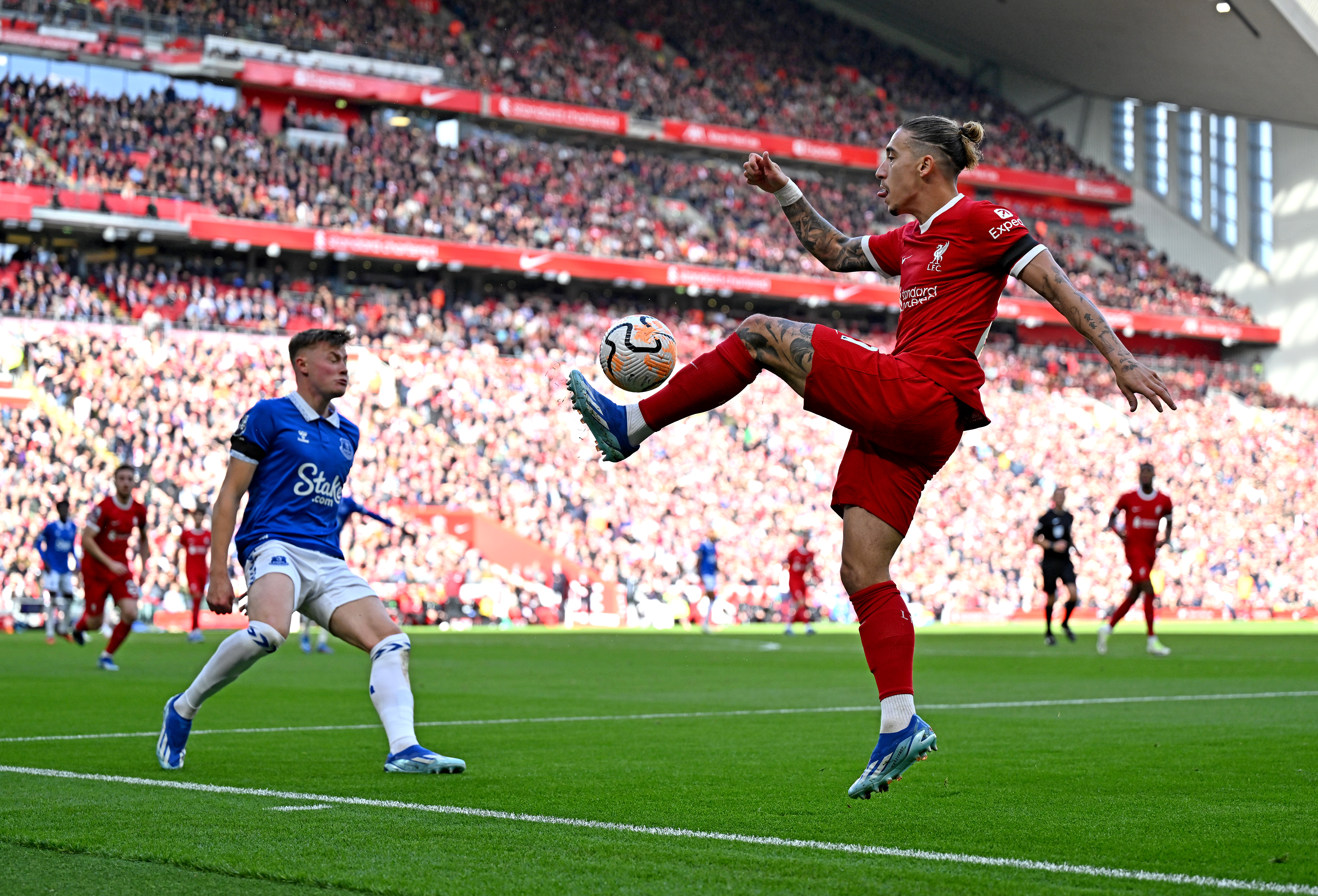 Kostas Tsimikas em ação pelo Liverpool contra o Everton, em Anfield, em outubro de 2023.