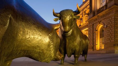 Bull and Bear in front of the Frankfurt Stock Exchange