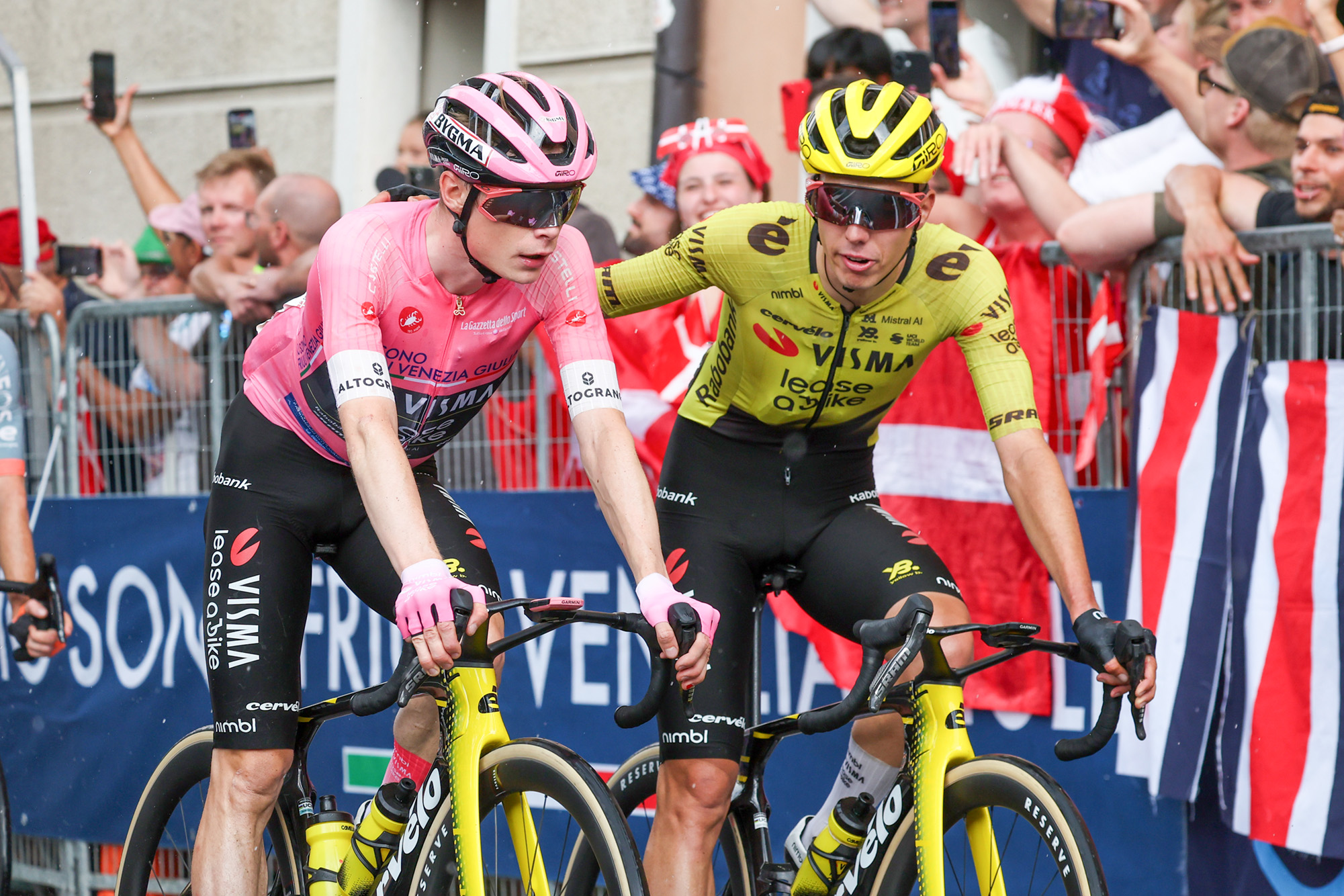 PIEVE DI SOLIGO, ITÁLIA - 28 DE MAIO: Jonas Vingegaard da Dinamarca e Team Visma | Lease a Bike e Pink Leader Jersey cruzam a linha de chegada com o companheiro de equipe Davide Piganzoli da Itália durante o 109º Giro d'Italia 2026, Etapa 18, uma etapa de 171 km de Fai della Paganella a Pieve di Soligo em 28 de maio de 2026 em Pieve di Soligo, Itália. (Foto de Sara Cavallini/Getty Images)