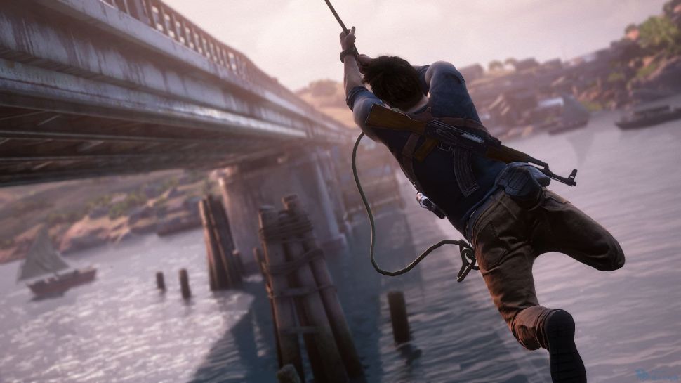 Uncharted 4: A Thief's End Nathan Drake roikkuu narun varressa sillan vieressä veden päällä