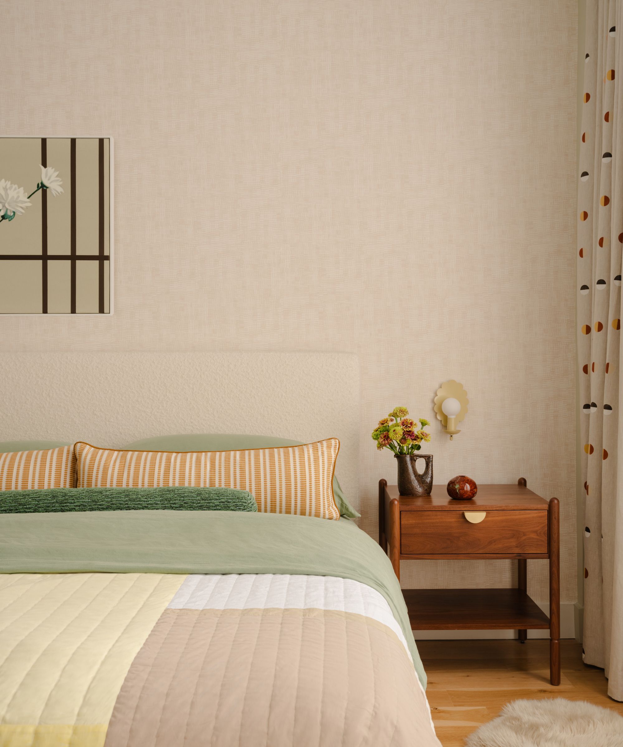 bedroom with colorful bedinen cream wallcovering