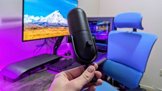 Image of the Razer Seiren V3 Chroma microphone.