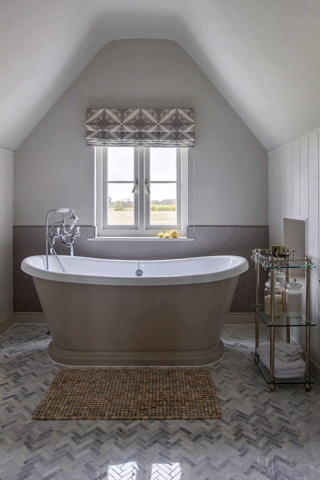 Small bathroom flooring ideas from bold colors and striking patterns