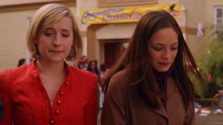 Chloe Sullivan (Allison Mack) and Lana Lang (Kristin Kreuk) discuss the end of high school on Smallville.