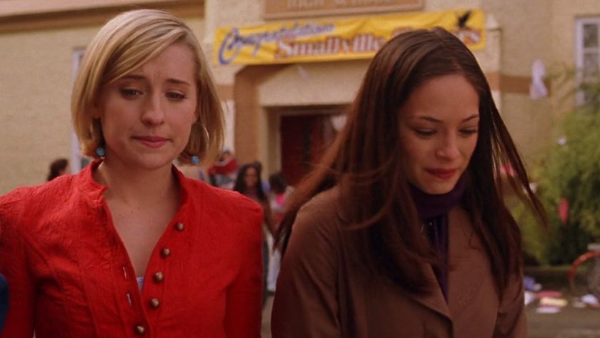 Chloe Sullivan (Allison Mack) and Lana Lang (Kristin Kreuk) discuss the end of high school on Smallville.