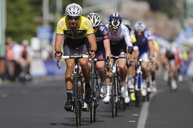 Alex Wholer leads the main group.