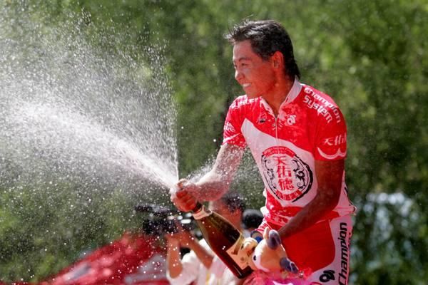 Wu Shengjun (Qinghai) enjoyed every moment of his time on the podium.