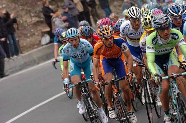 Rebellin, Freire and Garzelli in the peloton