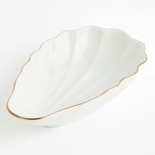 Shell-shaped serving dish