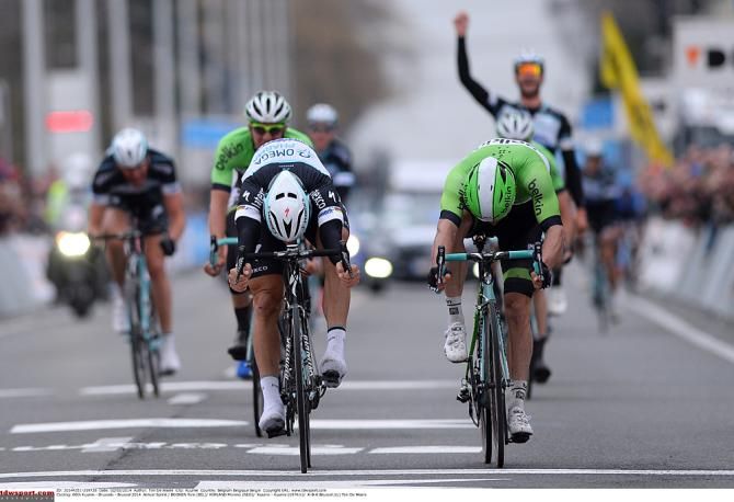 In Kuurne-Brussels-Kuurne, Tom Boonen was surprised by the speed of Moreno Hofland of Belkin, but managed to win