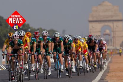 NEW DELHI, INDIA - OCTOBER 6: The cycling peloton travels up Rajpath as they compete in the men's road race at India Gate during day seven of the Delhi 2010 Commonwealth Games on October 10, 2010 in Delhi, India. (Photo by Daniel Berehulak/Getty Images)