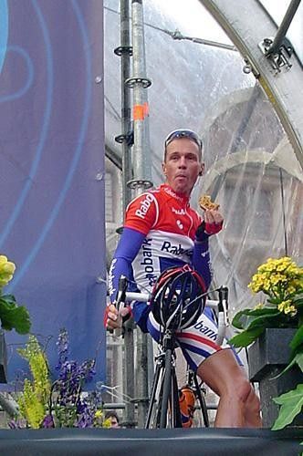 Erik Dekker (Rabobank) eats a taartje before the sign on