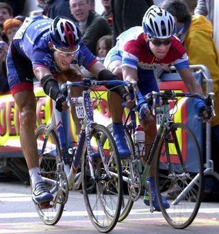 George Hincapie (US Postal) beat Leon van Bon (Mercury) in a close sprint in 2001