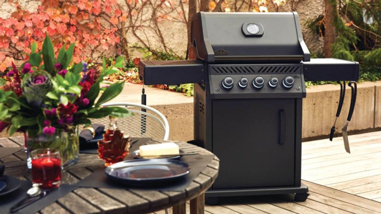 A Napoleon Phantom Rogue SE 425 RSIB grill on a patio