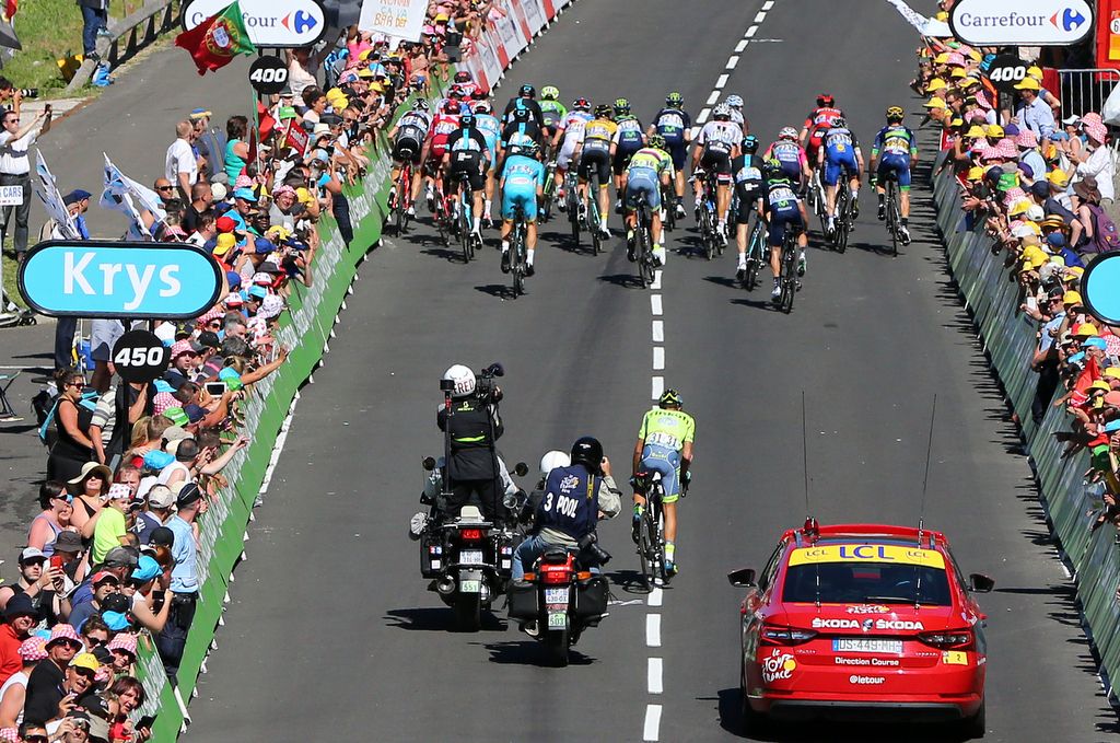 Alberto Contador is left behind on the climb to Le Lioran