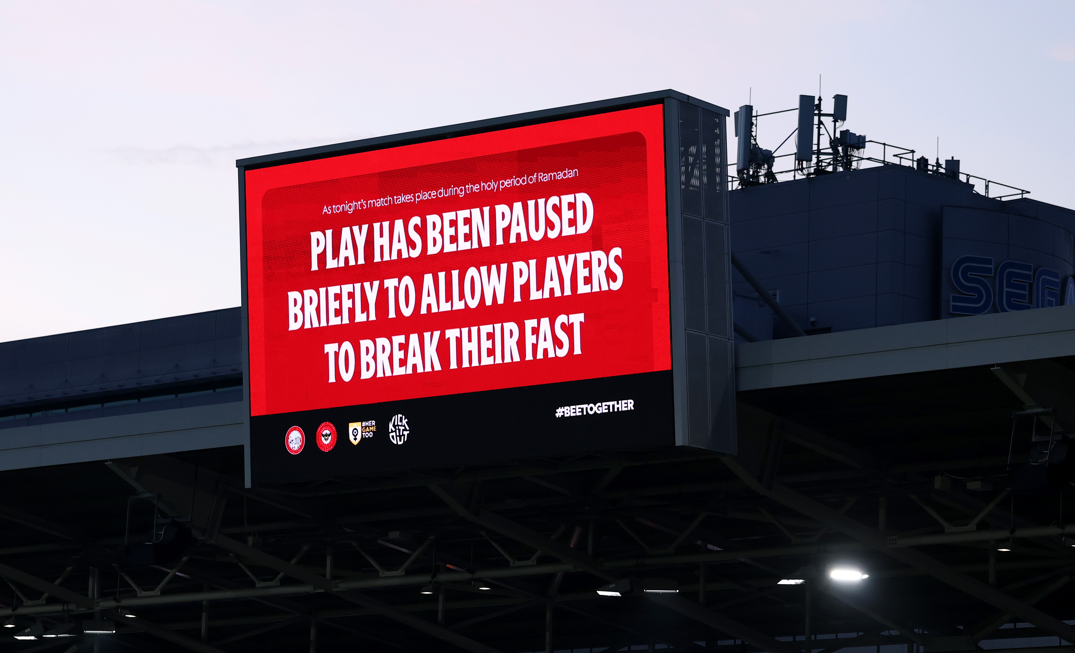 BRENTFORD, ENGLAND - MARCH 08: A screen indicates that play is paused to allow muslim players to break their Ramadan fast during the Premier League match between Brentford FC and Aston Villa FC at Brentford Community Stadium on March 08, 2025 in Brentford, England. (Photo by Alex Pantling/Getty Images)