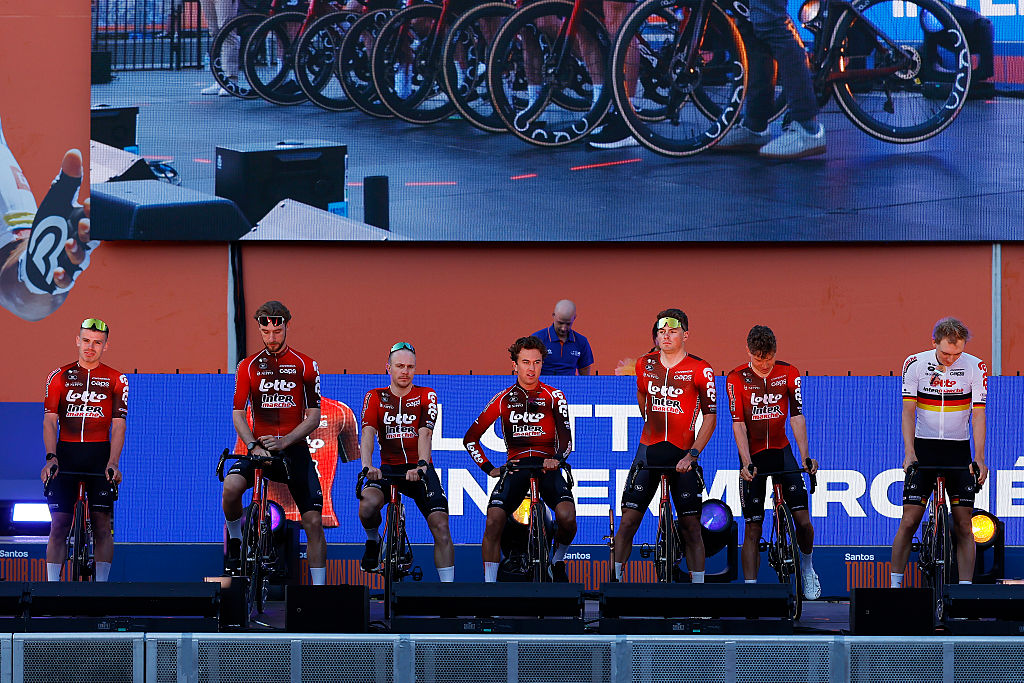 Adelaida, Australia - 16 de enero: Vista general de Matthew Fox de Australia, Jonas Rutsch de Alemania, Lionel Taminiaux de Bélgica, Reuben Thompson de Nueva Zelanda, Taco van Hoorn de los Países Bajos, Lionel Hoorn de los Países Bajos, Georg Zimmermann de Alemania, Baptiste Vestastroffer de Francia y el equipo Lotto Intermarche durante el 26º Santos Tour Down Under 2026, presentación del equipo el 16 de enero de 2026 en Adelaida, Australia. (Foto de con chronis/getty images)