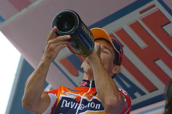 Robbie McEwen (Davitamon-Lotto) likes the taste