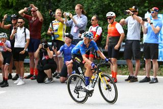 Bouwman extends in his lead in the blue jersey during the 2022 Giro