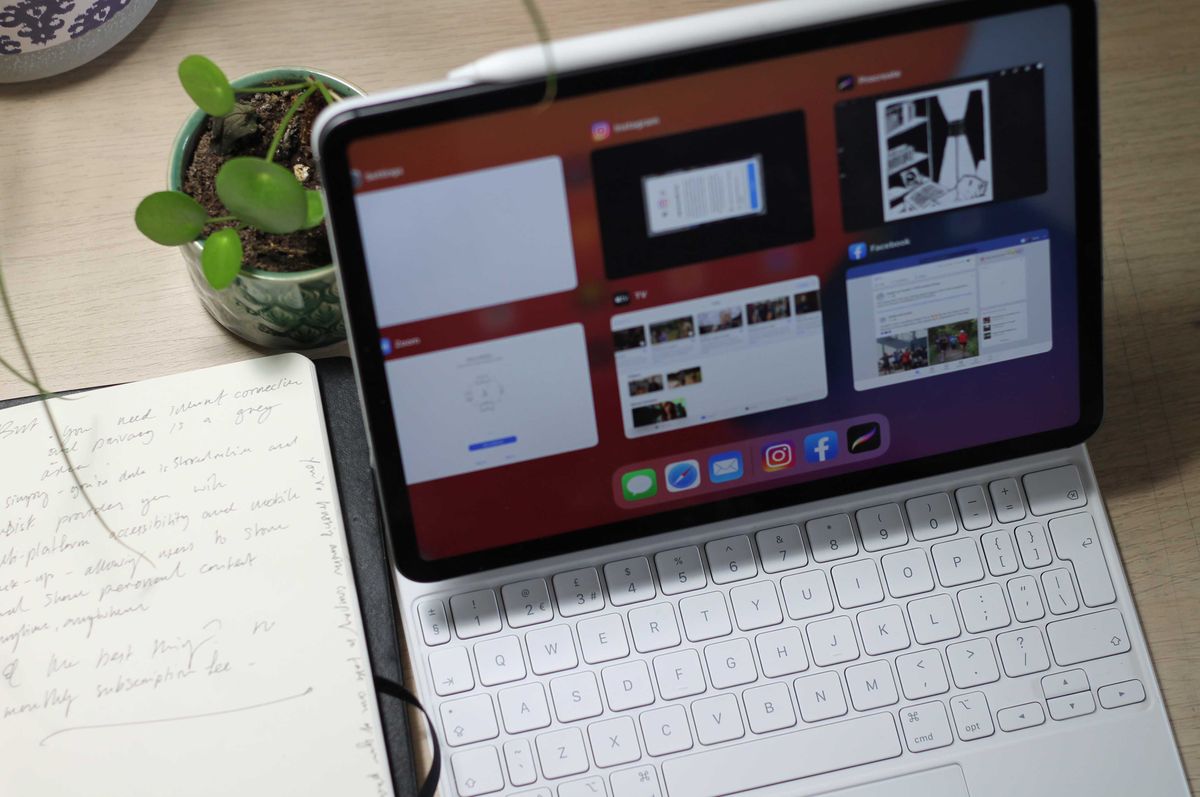 iPad Pro 11-inch 2021 with Magic keyboard and apple pencil