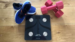 Our expert reviewer testing the Renpho Elis 1 smart scale