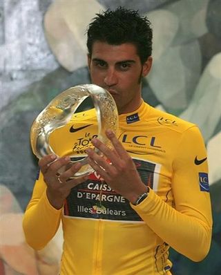 Oscar Pereiro (Caisse d'Epargne) with his 2006 trophy