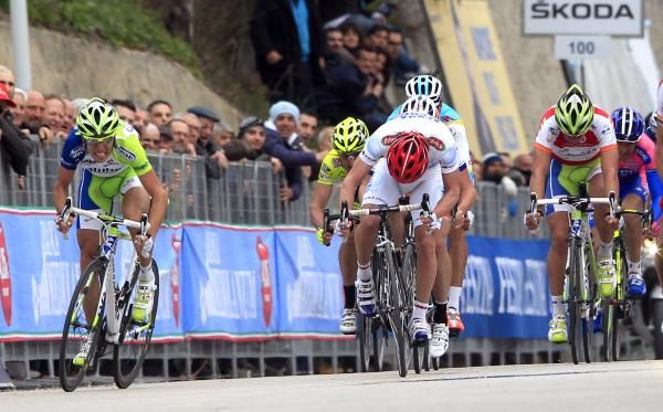 Danilo di Luca (Acqua e Sapone) makes a charge for the line