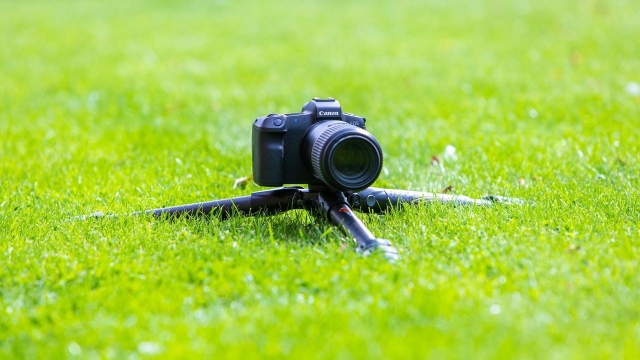 Mini tripod inverted centre column close to the ground