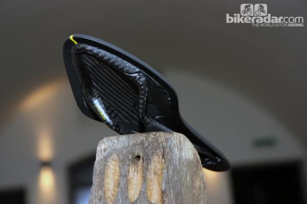 The new fi'zi:k Arione 00 uses the company's novel Mobius one-piece, wraparound carbon fiber rails.
