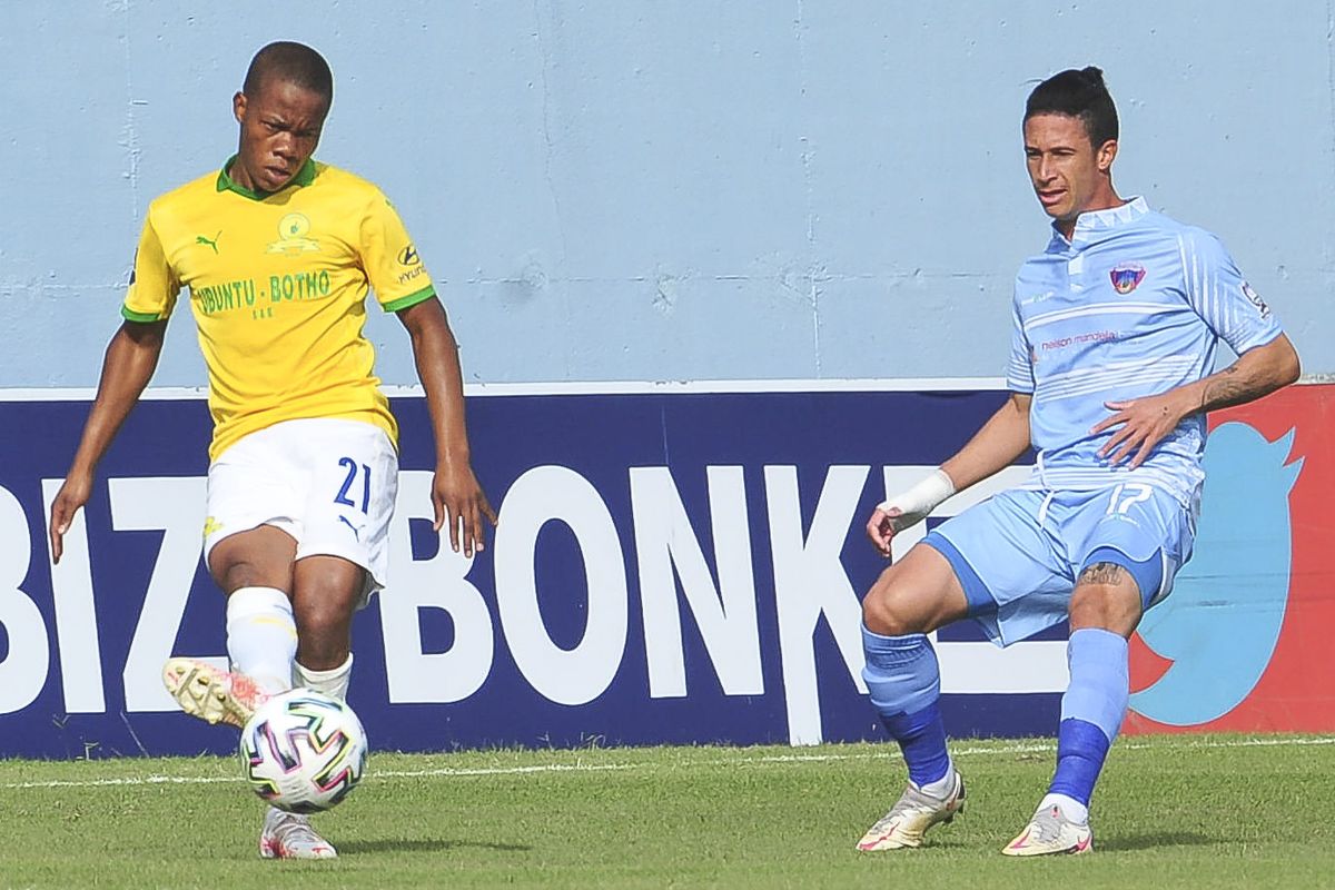 Sphelele Mkhulise of Sundowns and Gregory Damons of Chippa United 