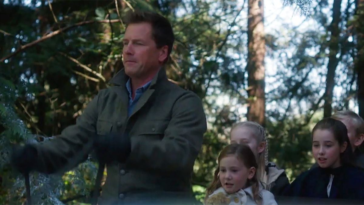 Paul Greene driving a wagon in When Calls The Heart&#039;s Wishing Tree Christmas movie.