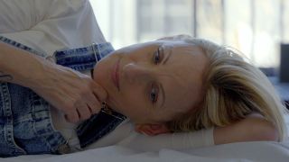 actress marlee martin lays down on her side in a still from the documentary marlee matlin not alone anymore