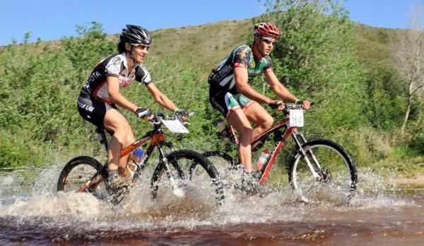 Yolandi de Villiers negotiates a water crossing.