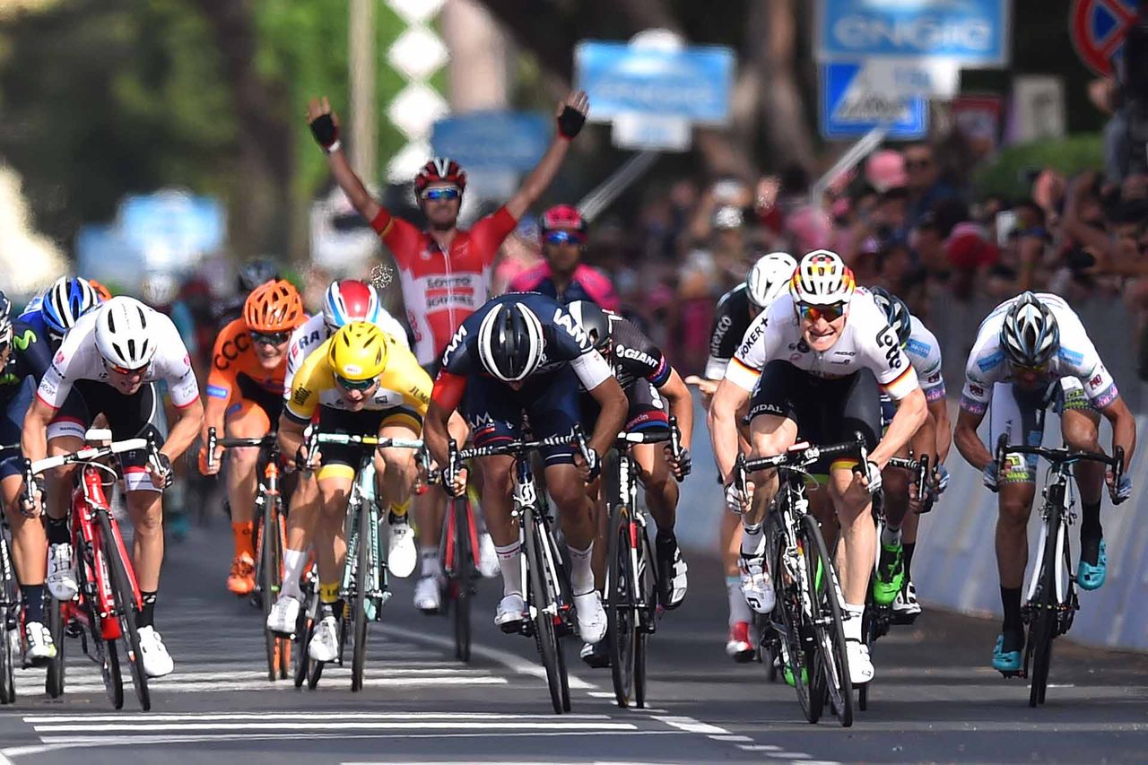 The sprint on stage 6 of the Giro d'Italia